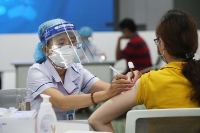Thần tốc tiêm vắc xin và đẩy mạnh thực hiện các biện pháp phòng COVID-19