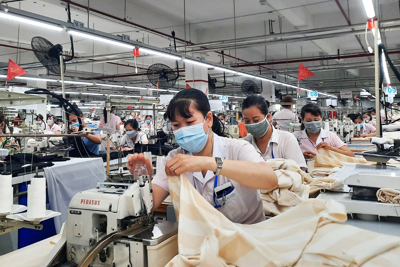 Thưởng Tết: Đồng lòng vượt "bão COVID" 