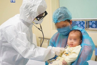 Phụ huynh nên làm gì khi trẻ bị sốt do mắc COVID-19?