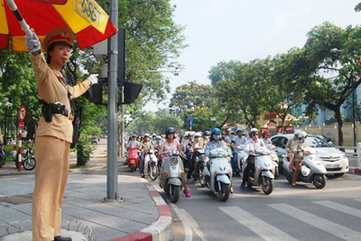 Làm gì để không lây COVID-19 khi đi phương tiện công cộng dịp Tết 2022?