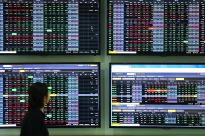 Bất chấp khối ngoại xả hàng, VN-Index vẫn tiến sát mốc gần 1.300 điểm