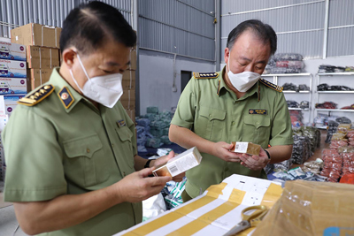 Tổng tấn công tám kho, thu giữ 40 tấn hàng có dấu hiệu vi phạm
