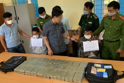Bắt hai đối tượng mua bán trái phép 60 bánh heroin