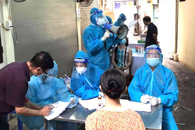 [Infographics] Bốn nhóm nguy cơ cao mắc COVID-19 được TP.  Hà Nội xét nghiệm gồm những ai? 