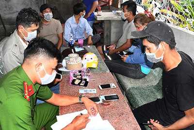 Xử lý nghiêm hành vi tụ tập đánh bạc