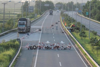 Xem xét, xử lý phản ánh về thu phí trên cao tốc và giá sàn vé máy bay