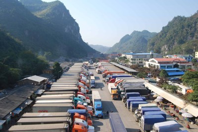 Tăng thời gian thông quan nhằm khắc phục tình trạng ùn tắc nông sản tại các cửa khẩu
