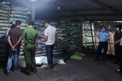 Phát hiện điểm san chiết, đóng gói phân bón trái phép tại Vĩnh Long