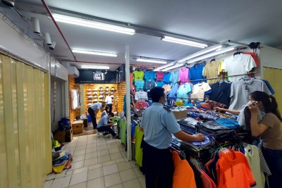 Lượng lớn hàng giả, hàng nhái bị tịch thu từ “thiên đường mua sắm” Sài Gòn Square