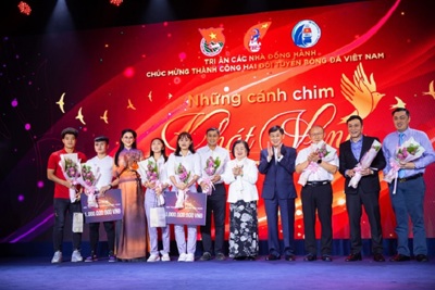 Ông  Johnathan Hạnh Nguyễn ủng hộ hơn 3 tỉ VNĐ cho đội tuyển U.22 nam, nữ Việt Nam và Quỹ học bổng Vừ A Dính 