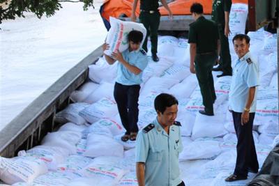 Bắt giữ 75 tấn đường nghi nhập lậu