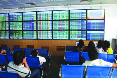  Lực mua dồn dập, VN-Index tăng gần 9 điểm 