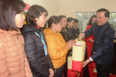 Bộ trưởng Đinh Tiến Dũng thăm và tặng quà thương, bệnh binh, người lao động tại Ninh Bình