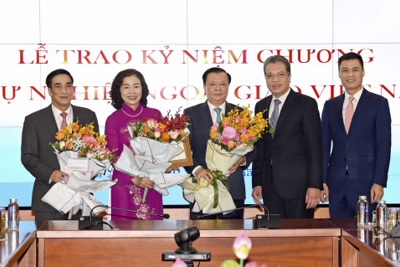 Lãnh đạo Bộ Tài chính nhận Kỷ niệm chương “Vì sự nghiệp ngoại giao Việt Nam”
