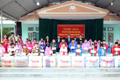 Phó Thủ tướng Vương Đình Huệ tặng quà người có hoàn cảnh khó khăn tỉnh Hòa Bình