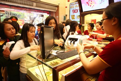 Vàng giảm giá nhẹ, xu hướng cả năm thế nào?