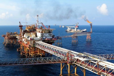 Giá dầu xuống thấp, nên đầu tư nhóm cổ phiếu nào?