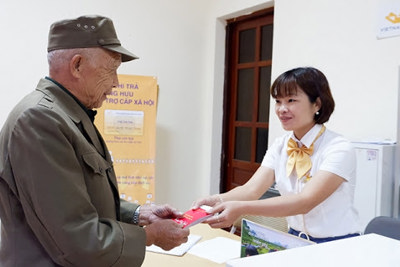 Ai được chi trả lương hưu, trợ cấp BHXH tận nhà?