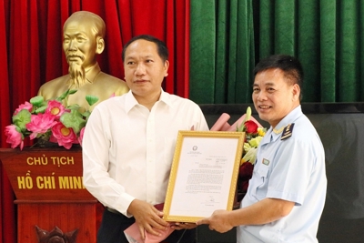 Trao Thư khen của Phó Thủ tướng cho thành tích bắt giữ hơn 3 triệu bao thuốc lá