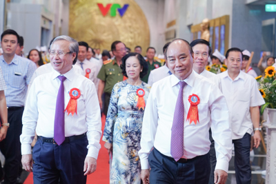 Xin nguyện cùng Người vươn tới mãi, vững như muôn ngọn dải Trường Sơn...