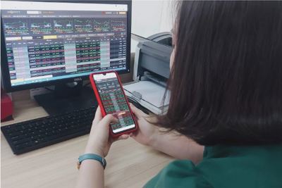  Cổ phiếu ngân hàng kéo VN-Index ngược dòng tăng hơn 13 điểm 
