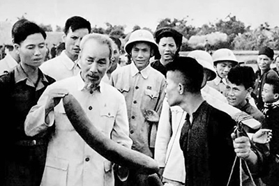 Câu chuyện gần Dân của Bác