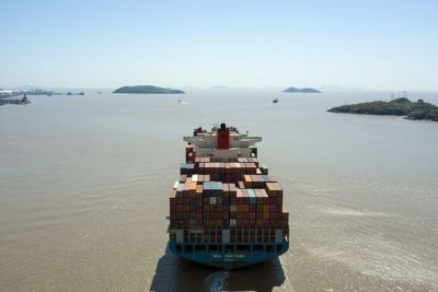 Bloomberg: Kinh tế thế giới tiếp tục gặp khó vì giá nguyên liệu vọt tăng