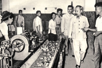  Bác Hồ với tư duy kinh tế hướng tới Việt Nam hùng cường 