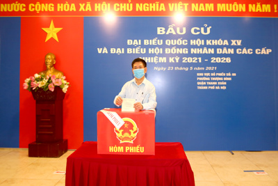 Bộ trưởng Hồ Đức Phớc bỏ phiếu bầu cử tại phường Thượng Đình, Thanh Xuân, Hà Nội