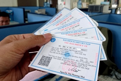 Tặng thẻ BHYT cho người có hoàn cảnh khó khăn của 08 tỉnh
