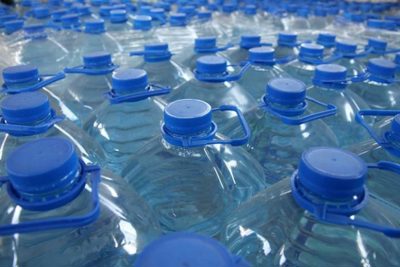 Con người tiêu hóa khoảng 200 vụn nhựa nhỏ mỗi ngày