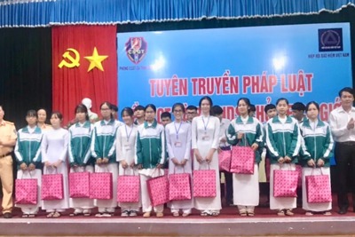 Tuyên truyền pháp luật giao thông và bảo hiểm trách nhiệm dân sự bắt buộc của chủ xe cơ giới tại Trường THPT Đông Hà