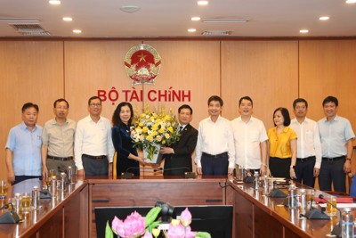 Bộ Tài chính công bố và trao quyết định nghỉ hưu đối với Thứ trưởng Vũ Thị Mai
