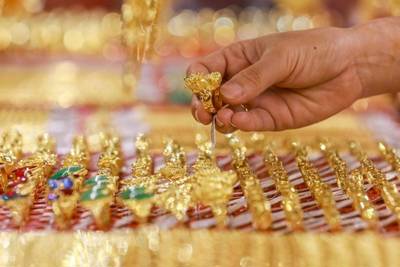  Vàng trong nước biến động từng giờ, tiệm cận giá thế giới 