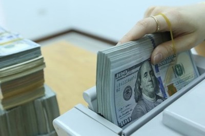  Tỷ giá liên ngân hàng rơi sâu dưới “ngưỡng chặn”, giá mua bán chênh lớn 