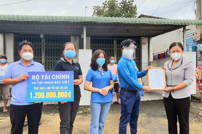 Bộ Tài chính tặng 4.000 túi quà an sinh cho người dân gặp khó khăn do dịch COVID-19 tại Bình Dương