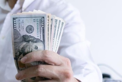  Vì sao nhiều ngân hàng trung ương trên thế giới quyết liệt nâng lãi suất trong tuần vừa rồi? 