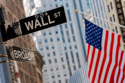Tổng thống Trump bất ngờ nói ủng hộ gói hỗ trợ tài khóa, Dow Jones tăng 530 điểm