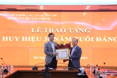 Đảng ủy Bộ Tài chính tổ chức Lễ trao tặng Huy hiệu 30 năm tuổi Đảng