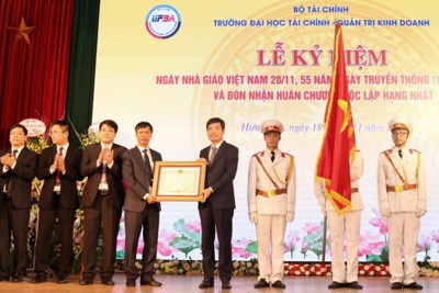 Trường Đại học Tài chính - Quản trị kinh doanh đón nhận Huân chương Độc lập hạng Nhất