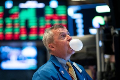 Dow Jones sụt hơn 450 điểm khi Mỹ phát hiện ca nhiễm chủng Omicron đầu tiên 