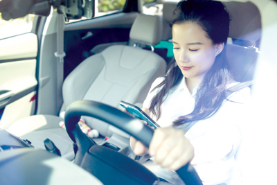 Hiểm họa khi vừa lái xe vừa sử dụng điện thoại