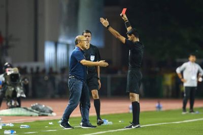 Thầy Park là HLV đầu tiên nhận thẻ đỏ trong lịch sử SEA Games