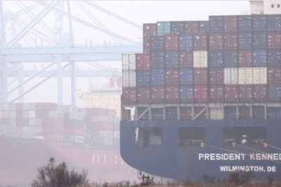 Người tiêu dùng Mỹ hào phóng chi tiêu, chuỗi cung ứng toàn cầu chật vật