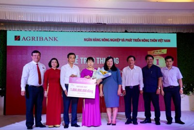 Trao sổ tiết kiệm cho khách hàng trúng giải đặc biệt  chương trình “Gửi tiền trúng lớn cùng Agribank”