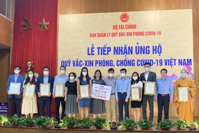 Tiếp nhận hơn 4 tỷ đồng ủng hộ Quỹ Vắc-xin chống COVID-19