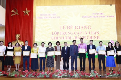 Bế giảng lớp Trung cấp lý luận chính trị hành chính tại Kho bạc Nhà nước