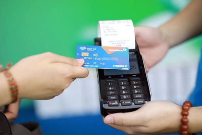 Giao dịch rút tiền mặt qua hệ thống ATM lần đầu tiên giảm 5%: Xu hướng phát triển tích cực và nhiều ý nghĩa