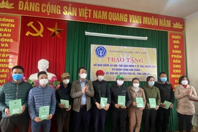 Tặng thẻ bảo hiểm y tế, sổ bảo hiểm xã hội, trao quà cho các hộ gia đình nghèo tại tỉnh Sơn La