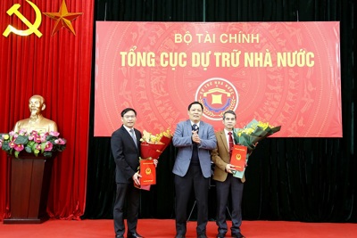 Trao quyết định về công tác cán bộ tại Tổng cục Dự trữ Nhà nước